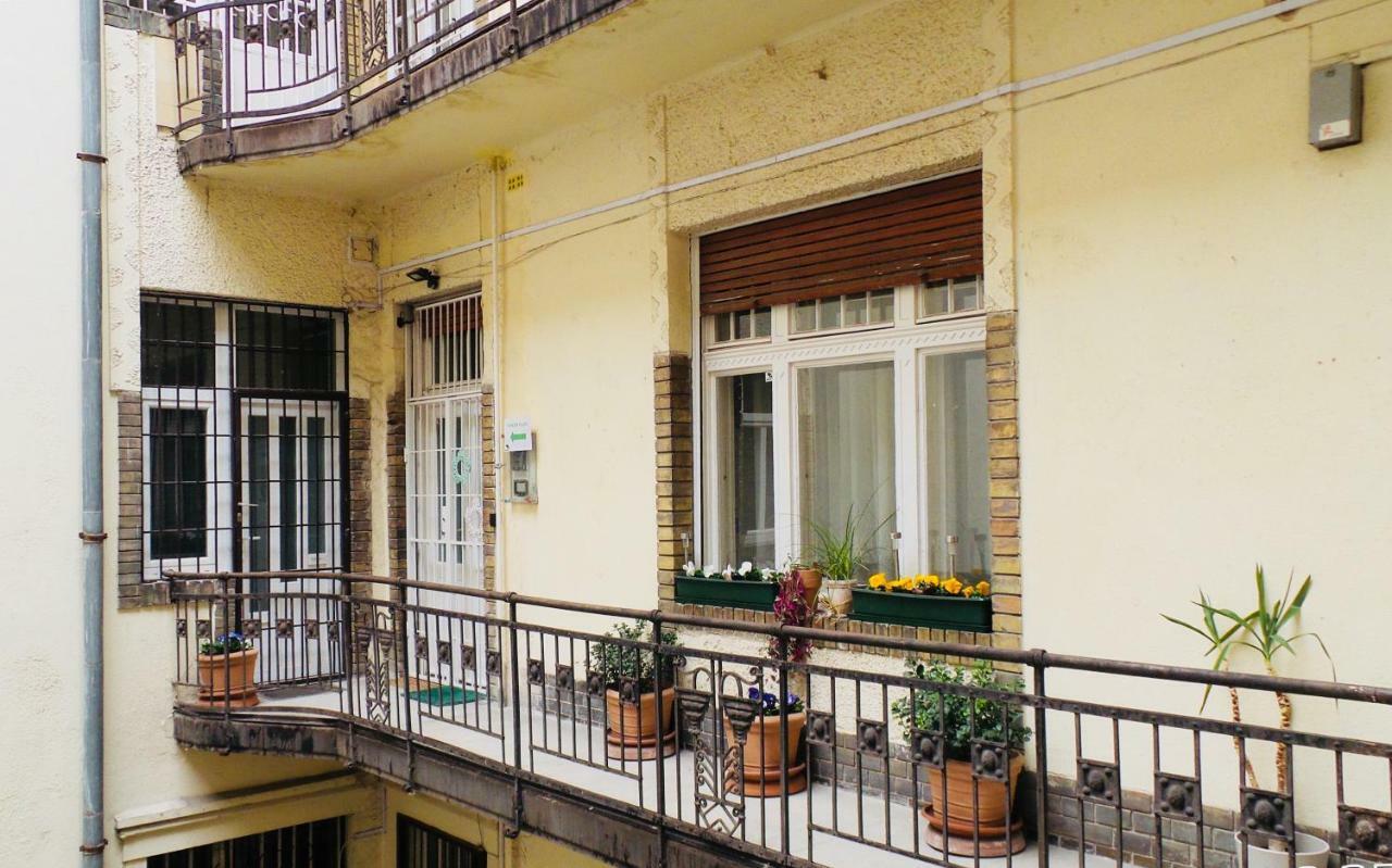 Green Pearl Apartment At St Stephen' S Basilica Budapest Exterior photo